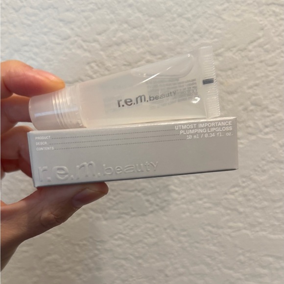 NIB r.e.m. beauty Utmost Importance Plumping Lip Gloss in Clear - Picture 3 of 4